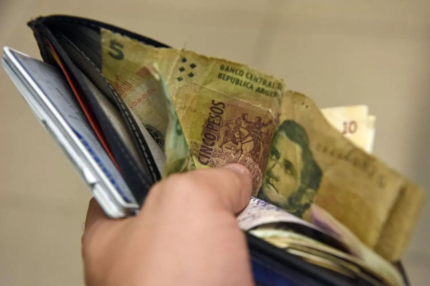 PRÓRROGA. Aún circula el 90% de los billetes de $5.