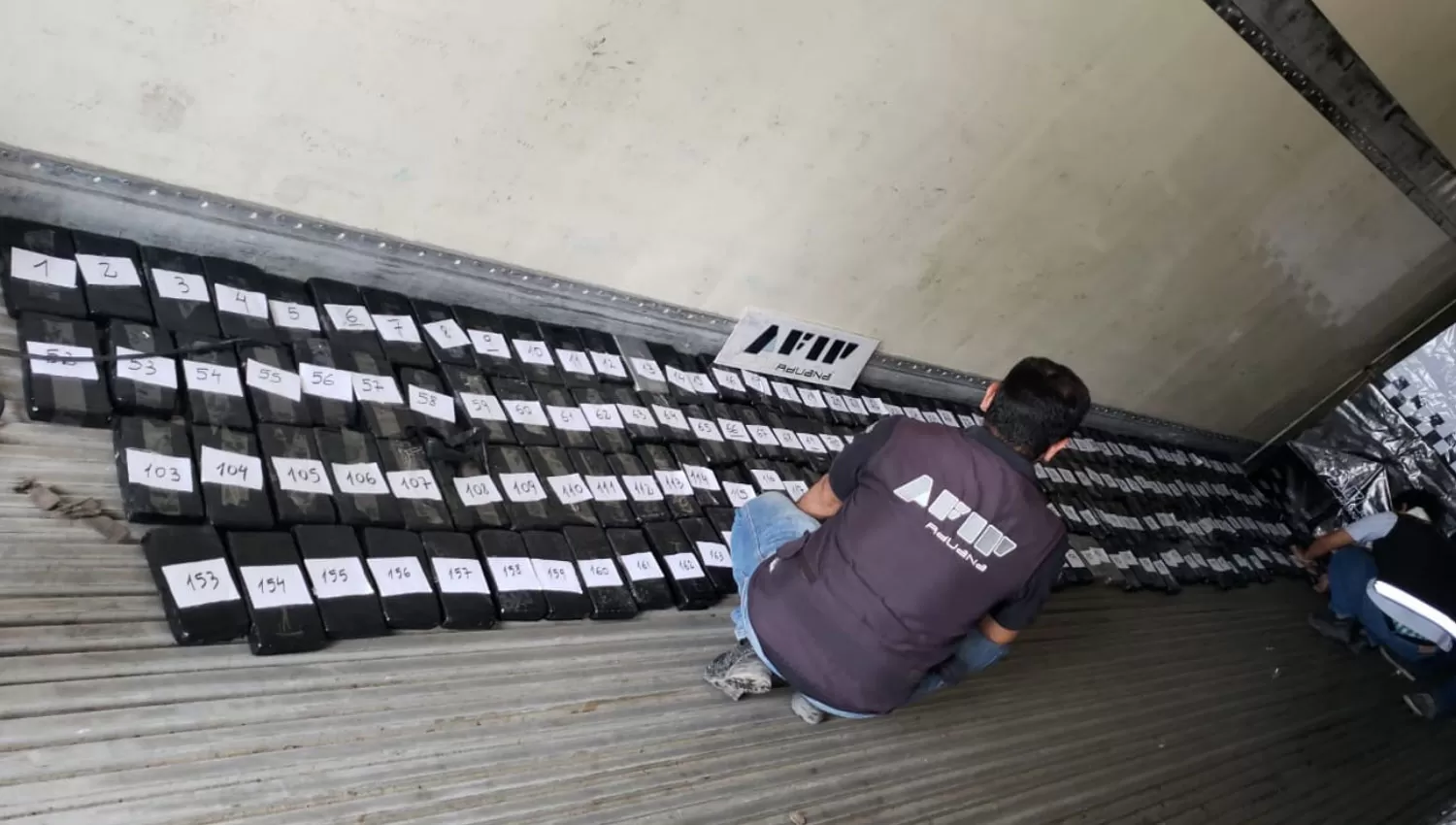 ESCONDIDAS EN UN CAMIÓN. Los paquetes fueron descubiertos mediante el escaneo de la carga.