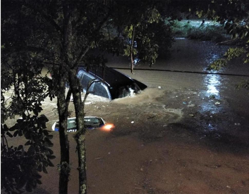 BAJO DEL AGUA. La misma camioneta el miércoles por la noche.  