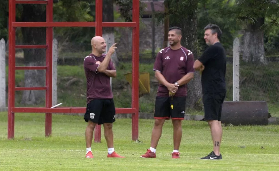 EN PERMANENTE DIALOGO. Favio Orsi y Sergio Gómez conversan con un hincha que se acercó al entrenamiento. La “dupla” tiene en sus manos el futuro de San Martín. la gaceta / foto de franco vera