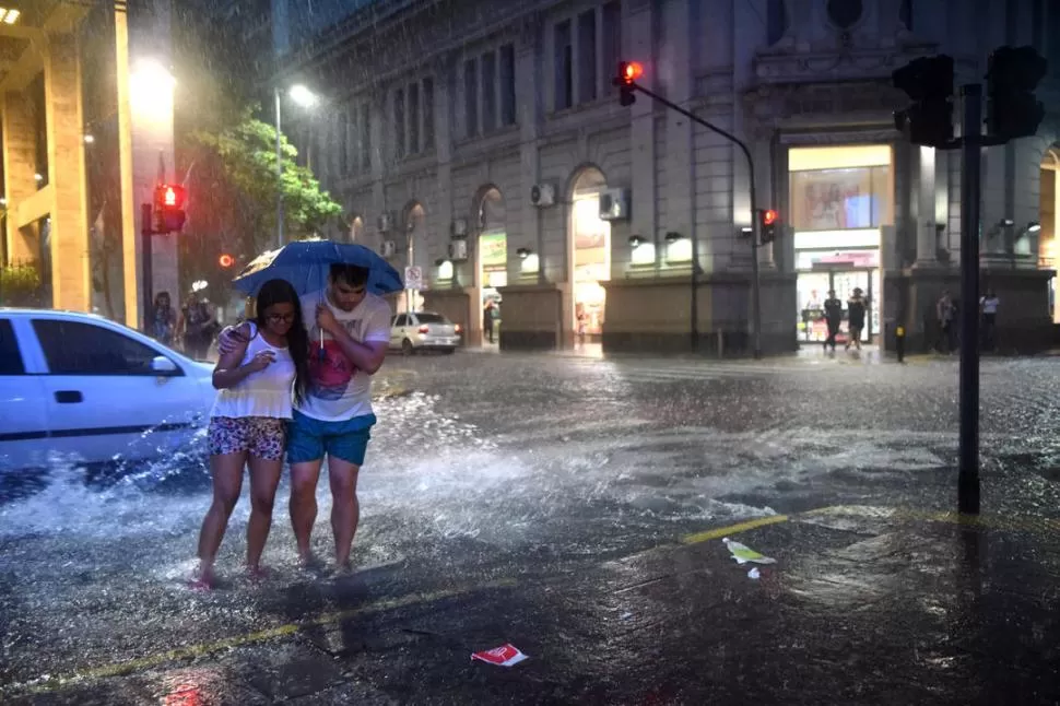 SAN MARTÍN Y MAIPÚ. La noche del miércoles, cuando la lluvia arreciaba. 