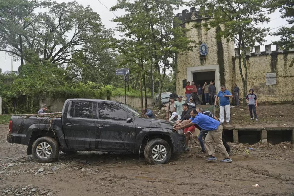 RECUPERADA. La camioneta rescatada frente a la comisaría del Marti Coll. la gaceta / foto de franco vera