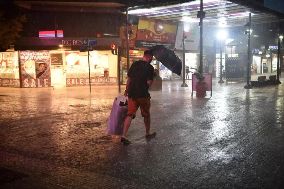 DIFÍCIL REGRESO. La tormenta sorprendió a muchos en el centro. 