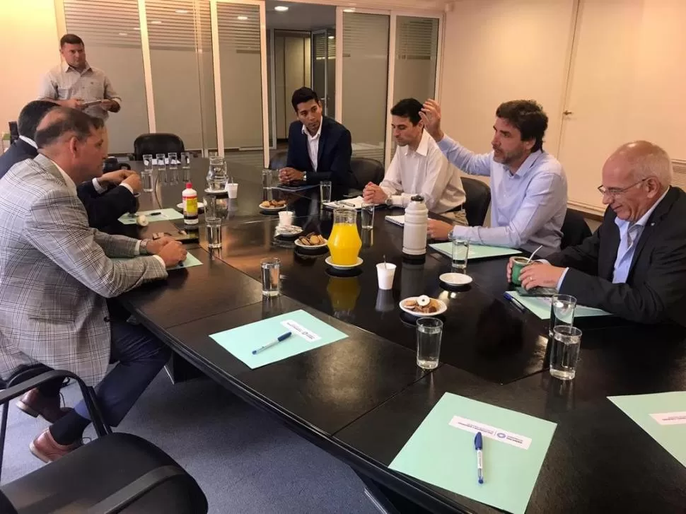 EN PLENA REUNIÓN. Martínez Carignano (con el brazo levantado), durante una de las reuniones en Tucumán.  