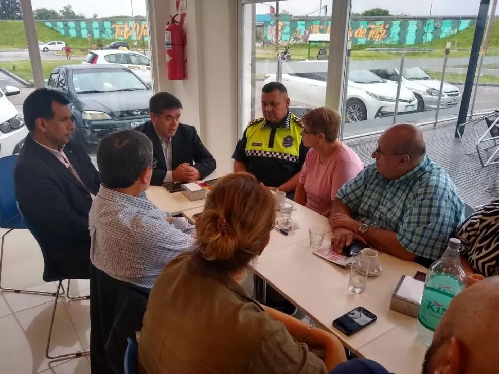 ENCUENTRO. El subsecretario Ardiles explica detalles del proyecto a vecinos y representantes municipales.   