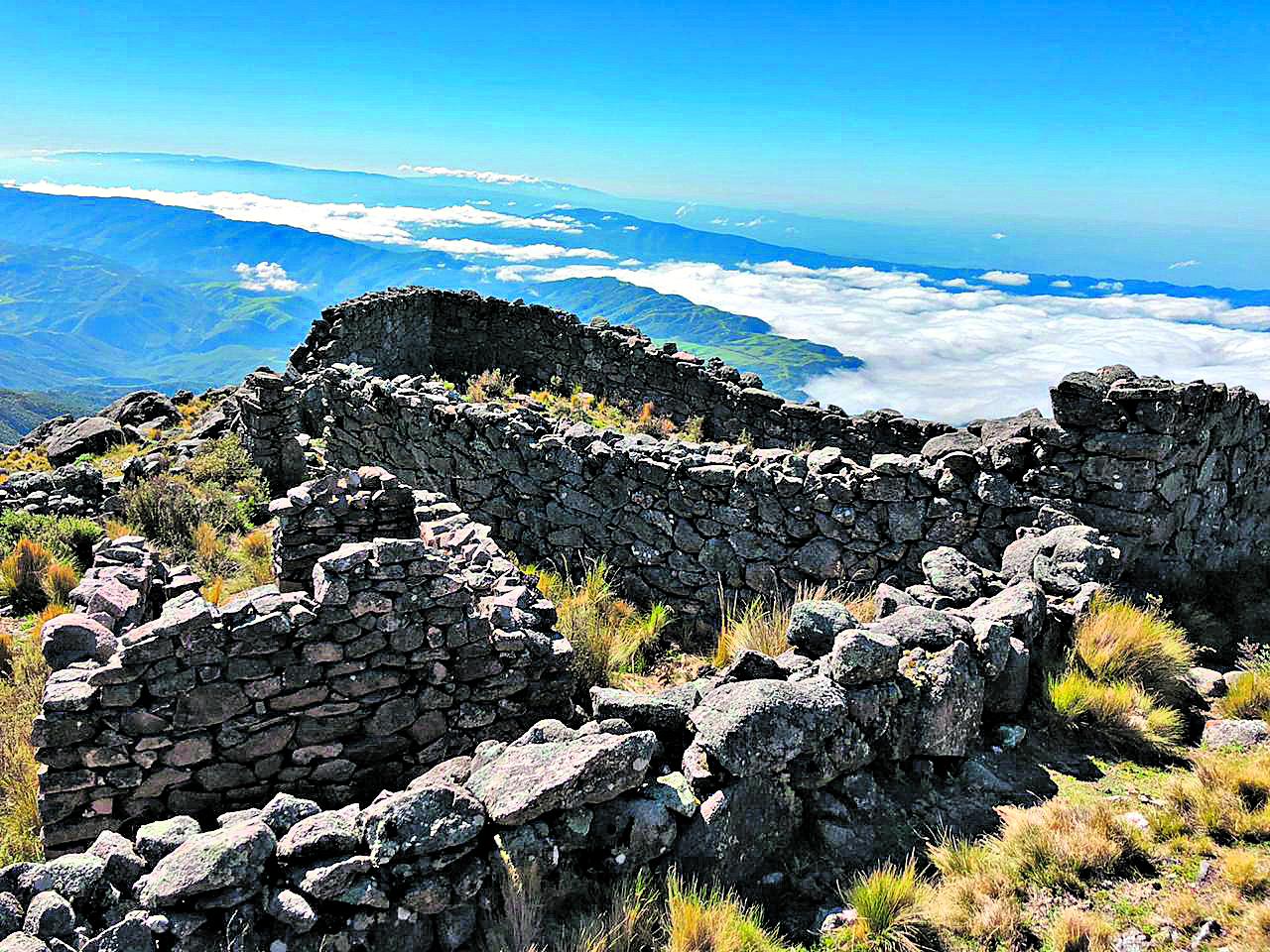 EN LA CUMBRE DEL MALA MALA. A 3.200 metros de altura se encuentran estos restos de pircas de lo que fue un puesto.