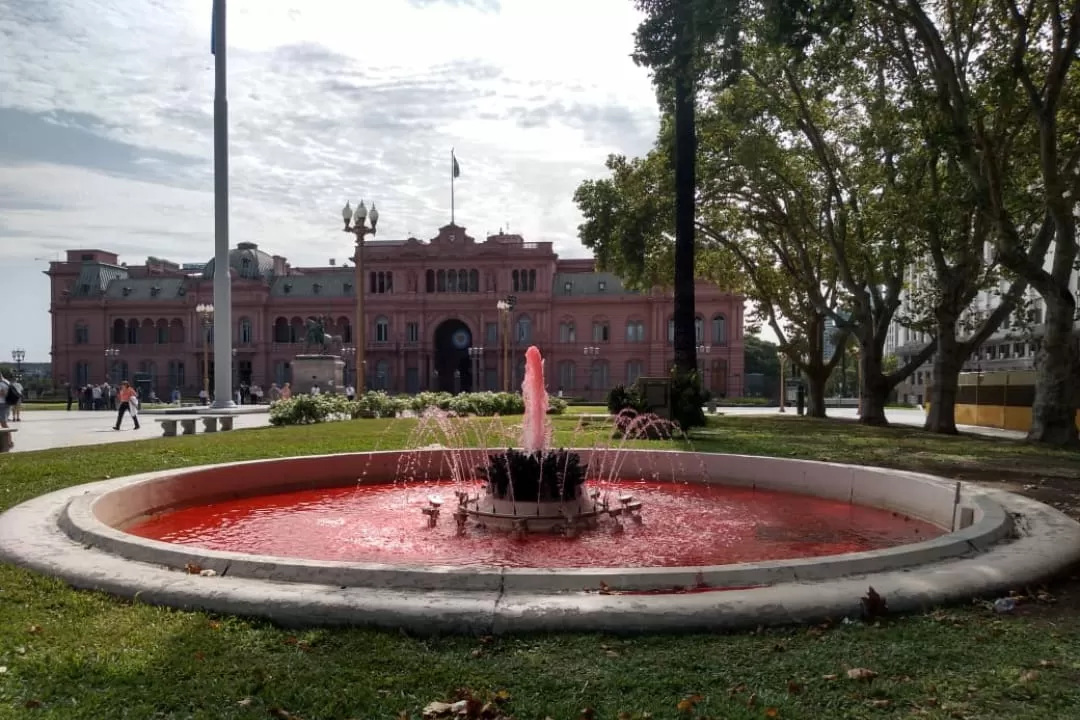 PLAZA DE MAYO. El agua de las fuentes amanecieron teñidas de rojo al conmemorarse un nuevo aniversario de la muerte de Alberto Nisman.