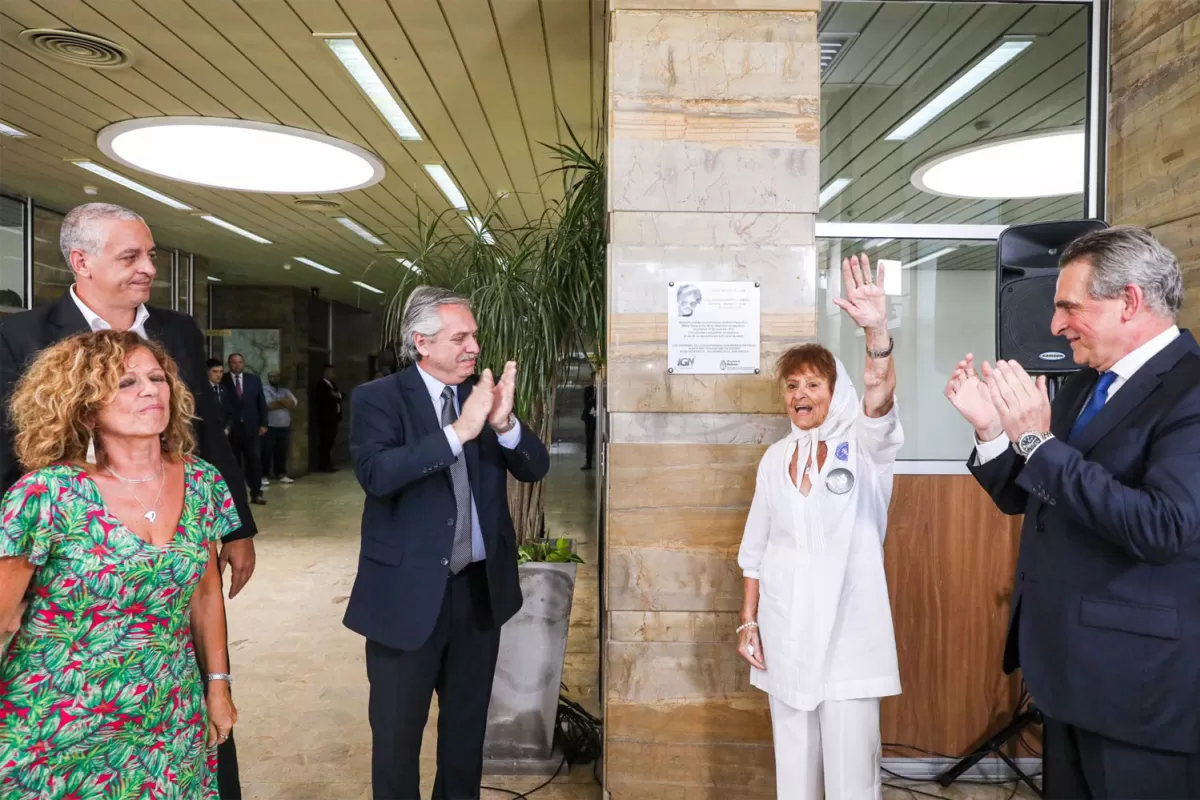 FERNÁNDEZ, JUNTO A TATY ALMEIDA. Repusieron una placa que había sido robada en homenaje a su hijo, secuestrado en 1975.