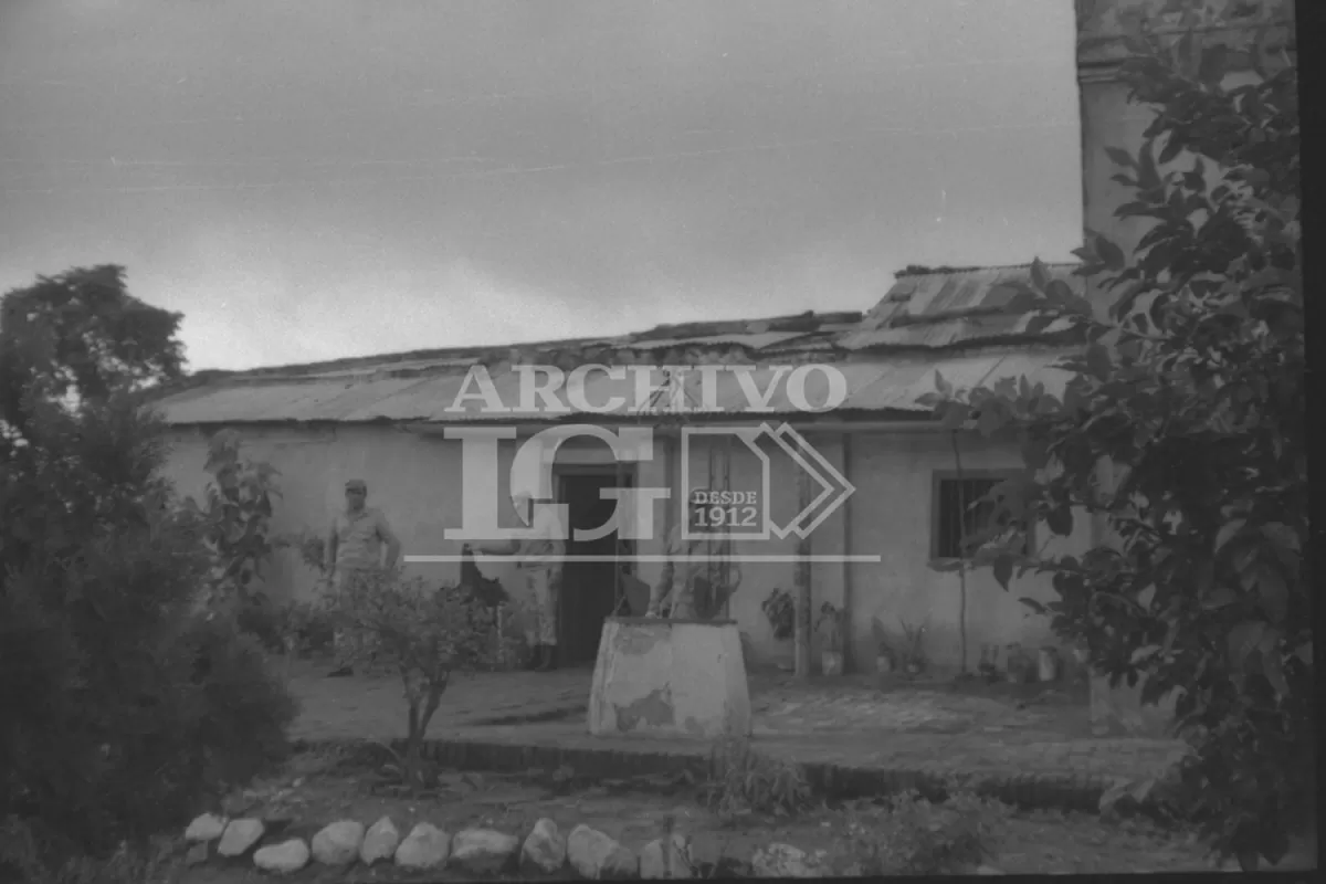 MOVIMIENTO EN MEDIO DE LA NADA. Policías aparecen custodiando la puerta de la casa ubicada en Taruca Pampa, donde estaba la primera cocina de cocaína de la historia en la provincia.