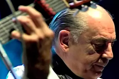 Hicieron un homenaje a Juan Carlos Saravia en Jesús María y la gente lo aplaudió de pie