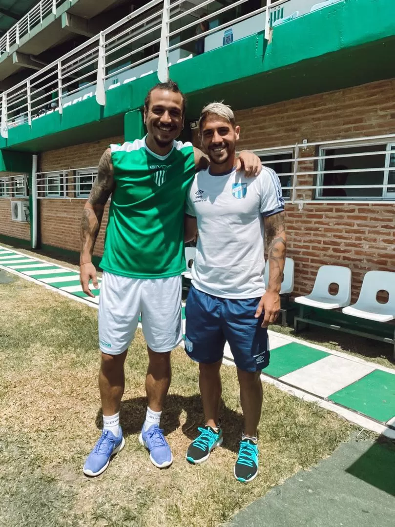 POSTALES DE UNA GRAN MAÑANA. A la izquierda, Erbes y Daniel Osvaldo, ex compañeros en Boca. El rockero y fubolista no tuvo minutos. A la derecha, arriba, Rojas presiona. Abajo, Acosta espera el centro. twitter oficial banfield - twitter de cristian erbes 