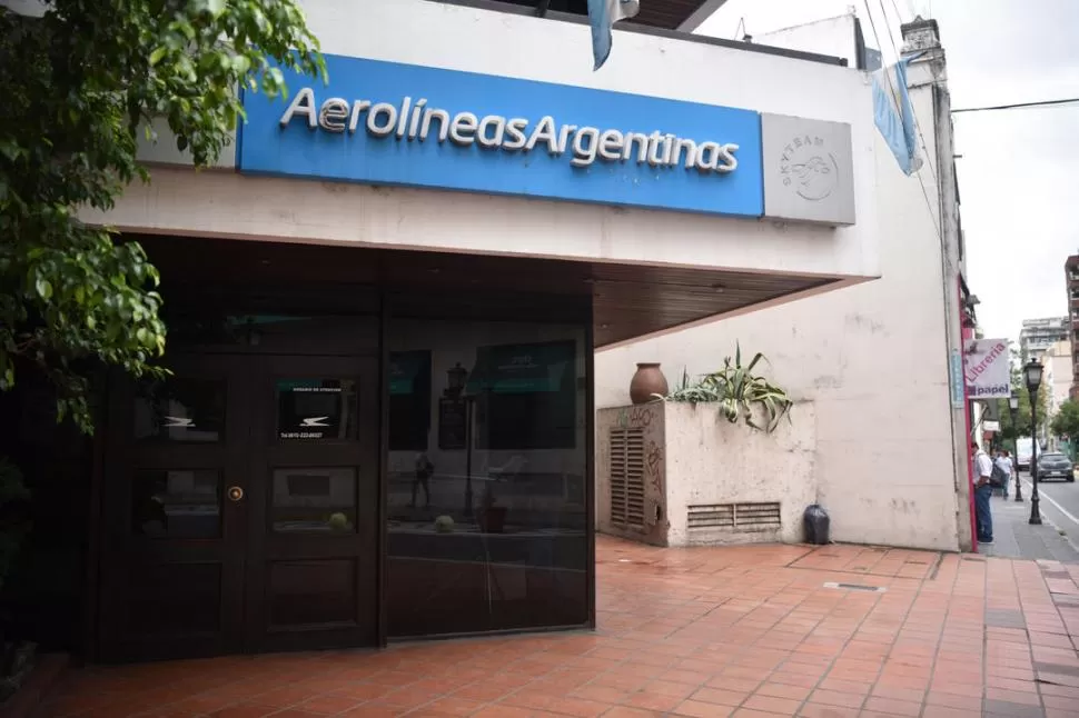 FALLA . Los atacantes no pudieron abrir la caja de seguridad que está en la sede de la línea aérea. la gaceta / foto de ines quinteros orio   