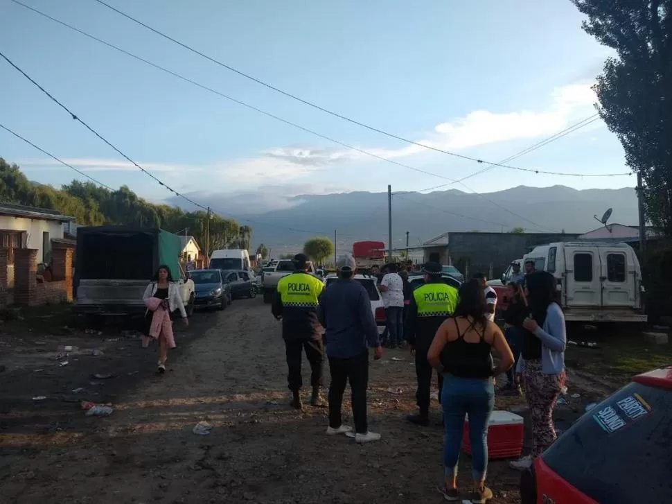 EN PLENA TAREA. Los Policía custodia una de las calles que conducen a los boliches de la localidad.   