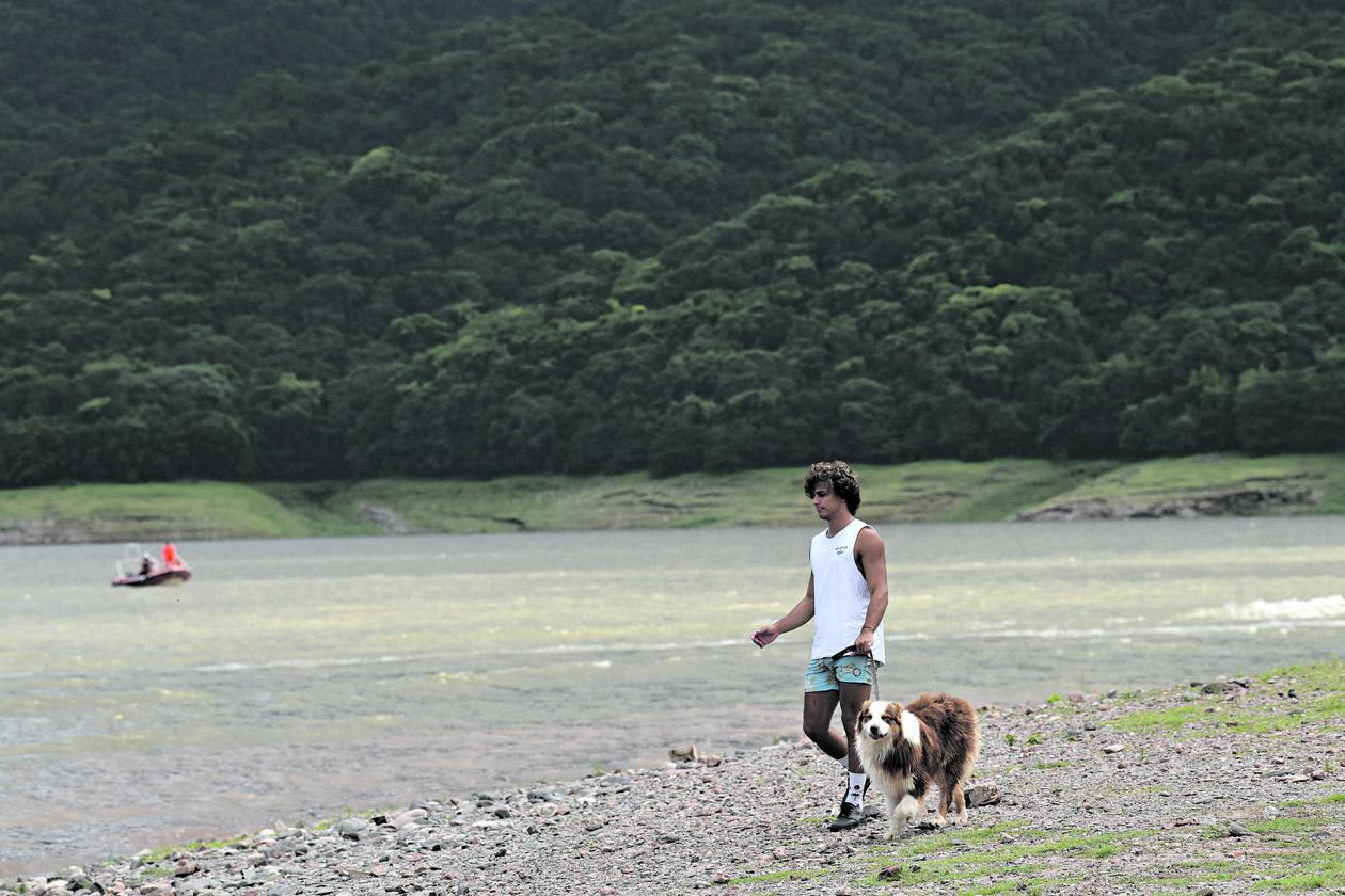 COMPAÑÍA. Son comunes los paseos por la costa con las mascotas.
