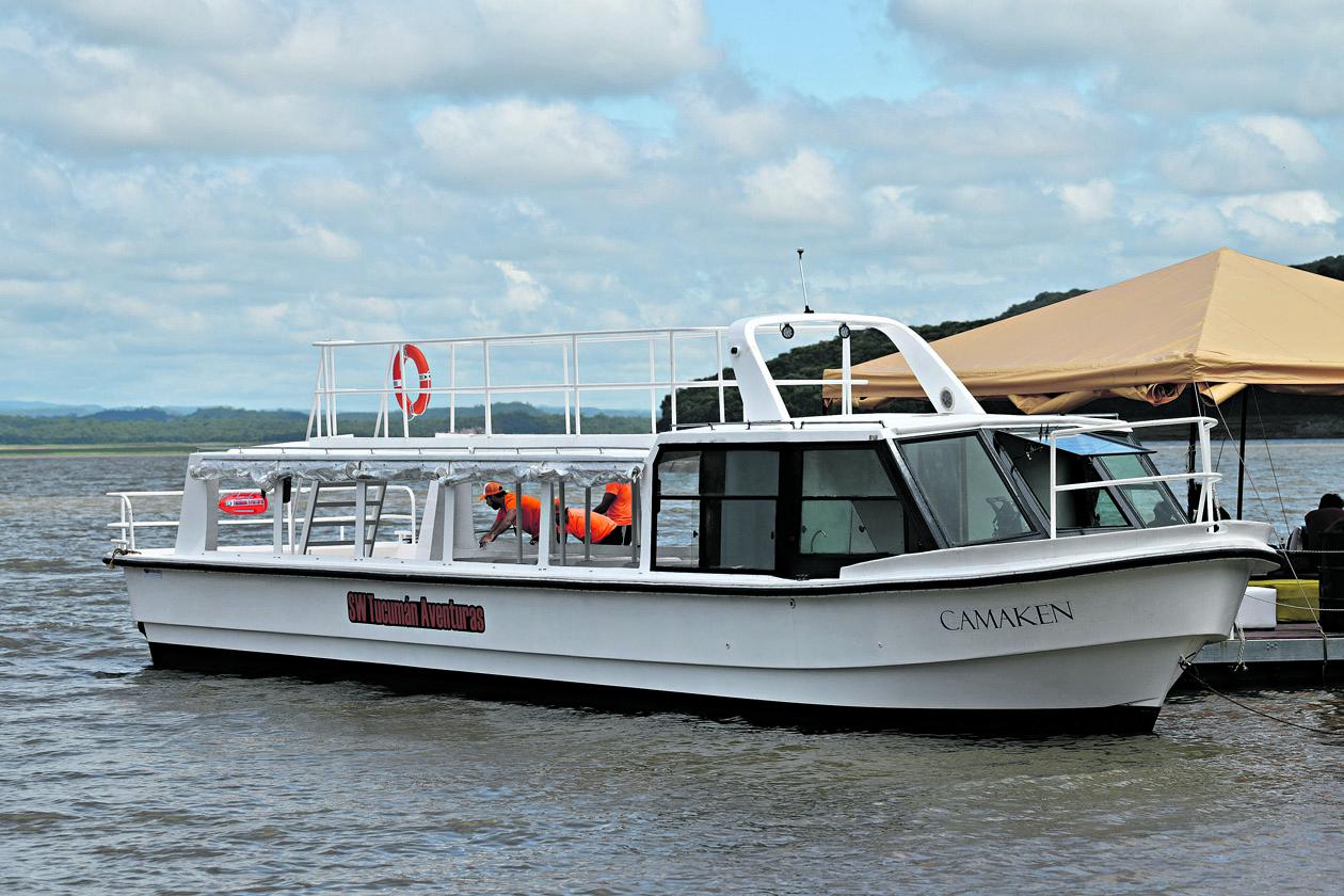 ESTRENO. Ayer fue la inauguración oficial del bote que comenzará a surcar el dique desde el miércoles.