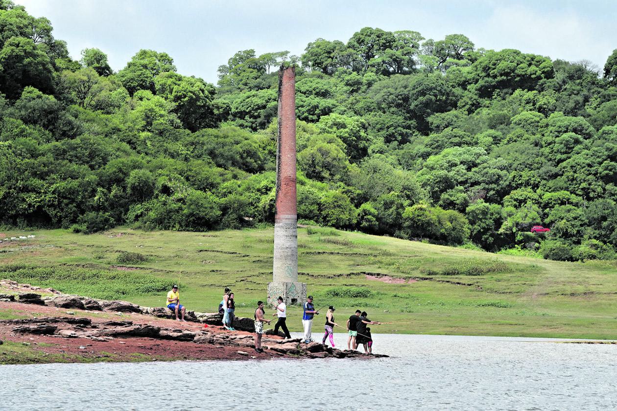 PESCA. En toda la costa del dique se ven grupos de amigos pescando o acampando. 