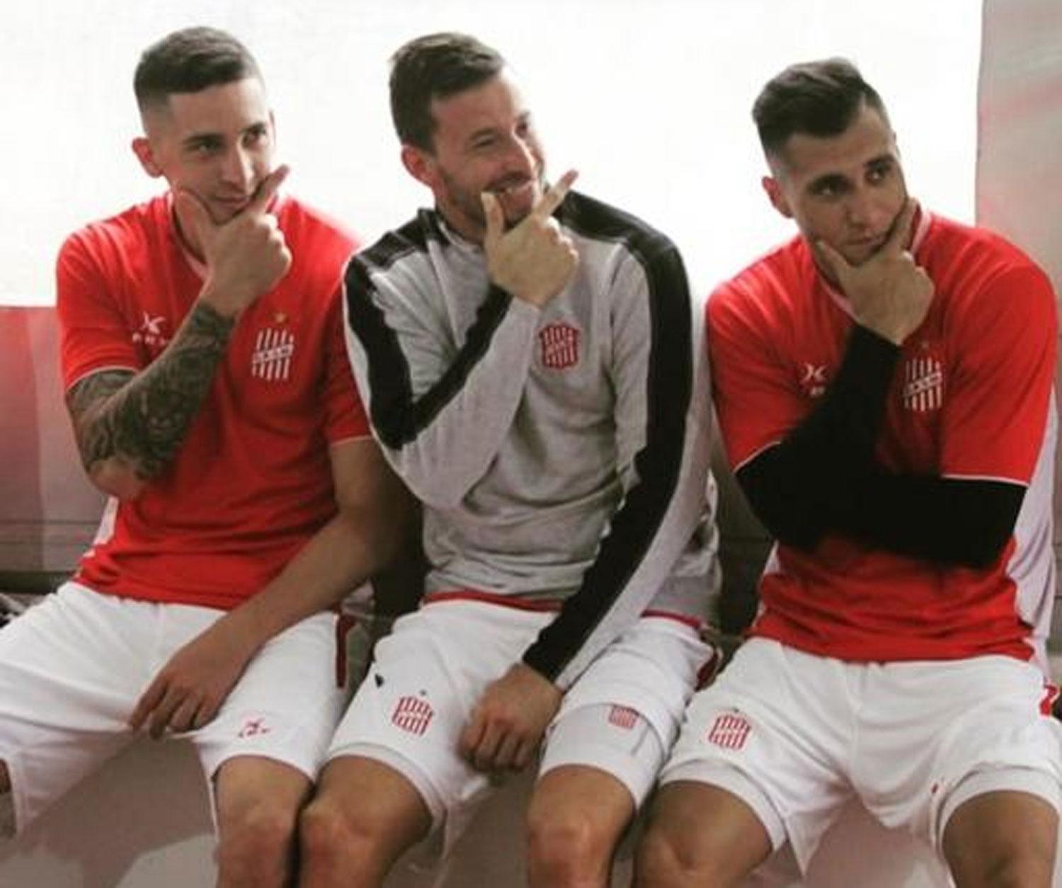 PELIGRO DE GOL. Lucas González, Luciano Pons y Gonzalo Rodríguez.