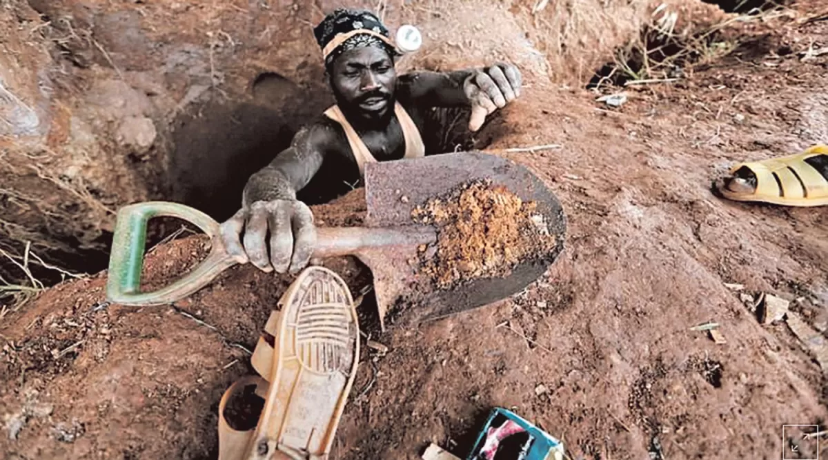 EN GANHA. Un minero artesanal muestra el mineral que extrajo. REUTERS