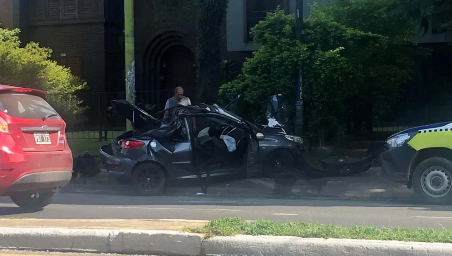 ESTA MAÑANA. El auto quedó destrozado sobre la vereda.