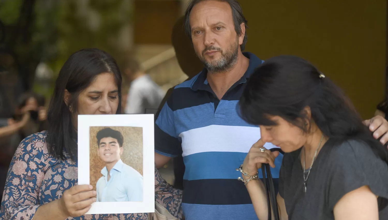 SIN CONSUELO. Los padres despidieron a Fernando en medio de una ceremonia cargada de emotividad.