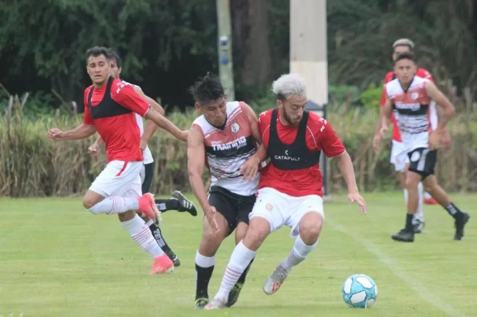 INTENSIDAD. Claudio Mosca, ante la mirada de Gonzalo Rodríguez, escapa de la marca de un jugador de Altos Hornos Zapla. prensa c.a.s.m. / foto de alejandro cruz