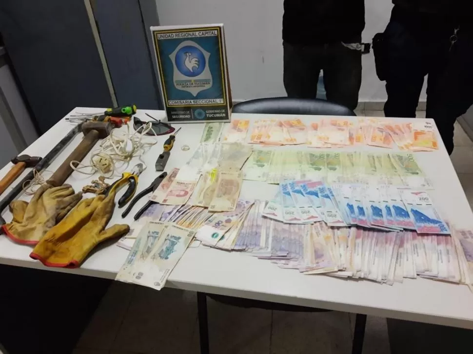 LAS PRUEBAS SECUESTRADA. En la mochila del acusado encontraron casi $100.000 en efectivos y varias herramientas con la que ingresó al local.  