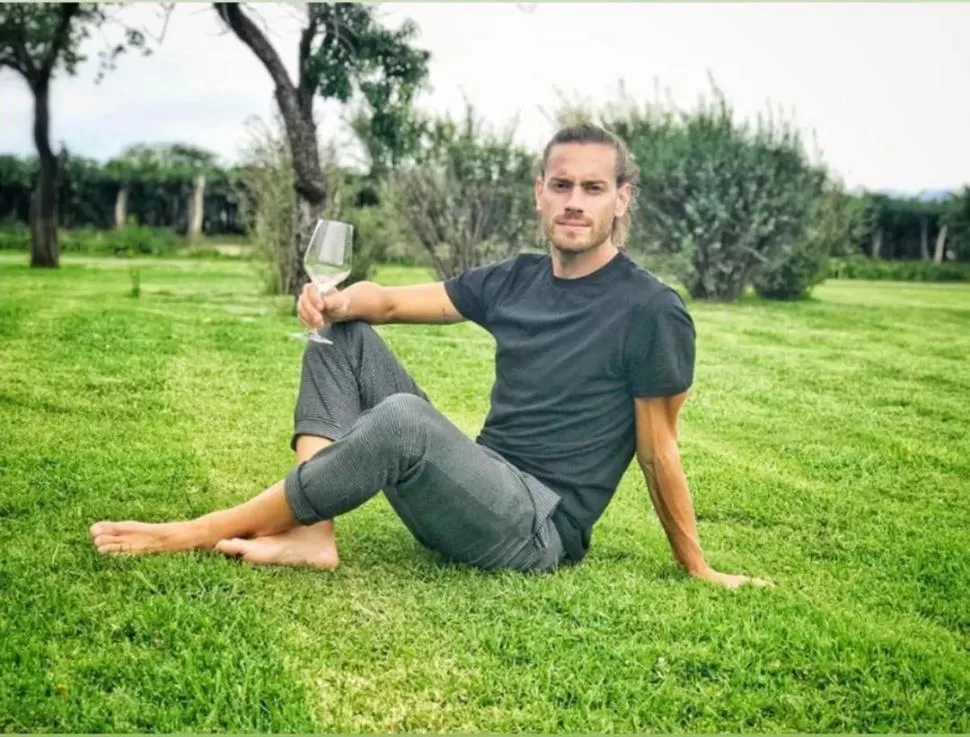 MERECIDO DESCANSO. Melano posa para la cámara en Cafayate, Salta, destino que eligió para pasar el fin de semana libre que disfruta todo el plantel “decano”. foto de ig lucas melano