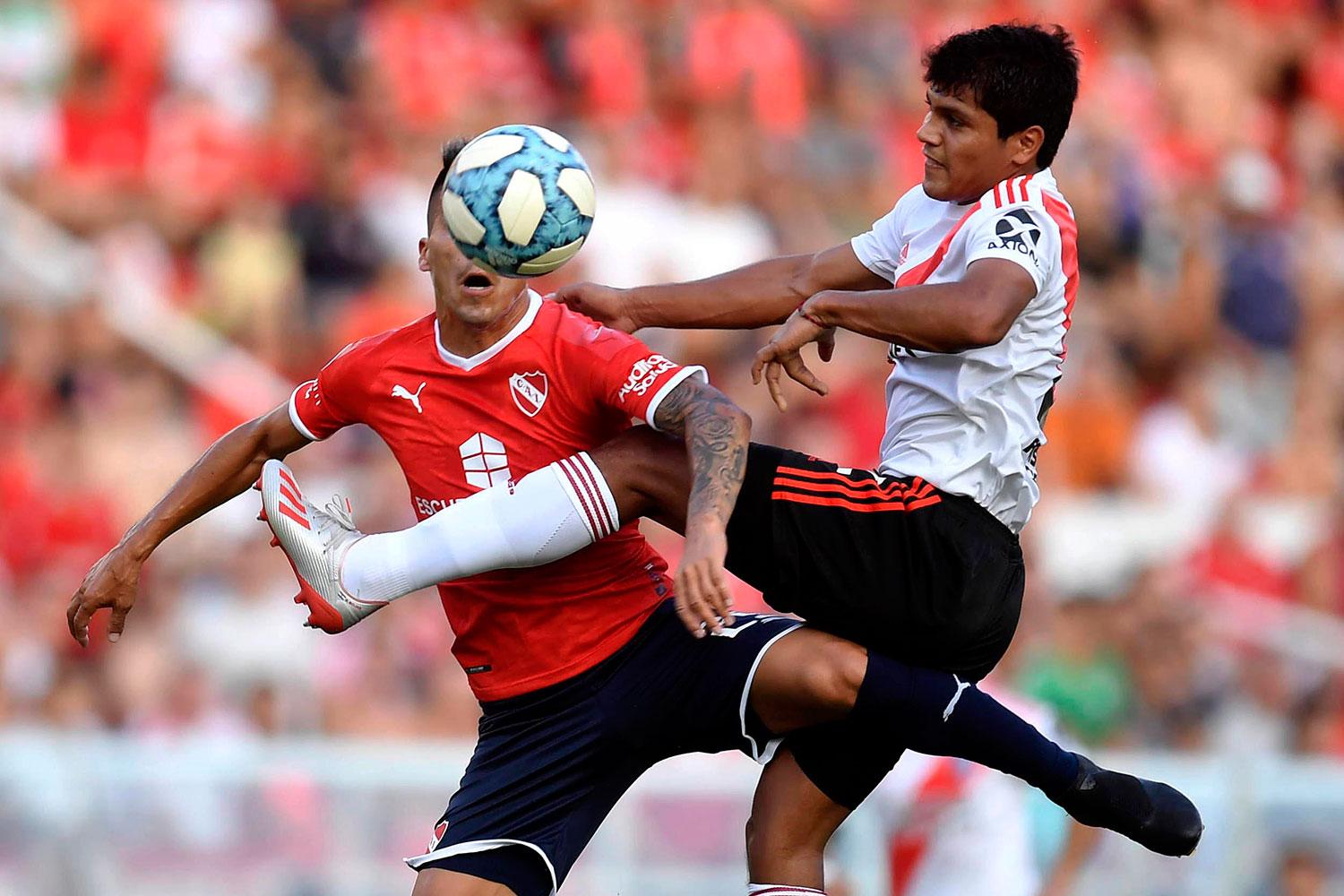 LUCHA. Rojas, de River, intenta despejar la pelota. TÉLAM