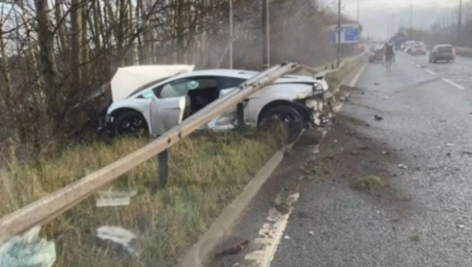 UN SUSTO. El argentino perdió el control del auto y terminó contra la valla.