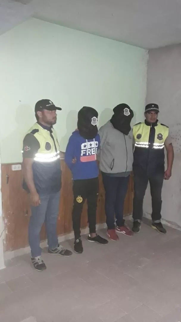 DETENIDOS. Los efectivos de la Policía custodian a los dos detenidos.  