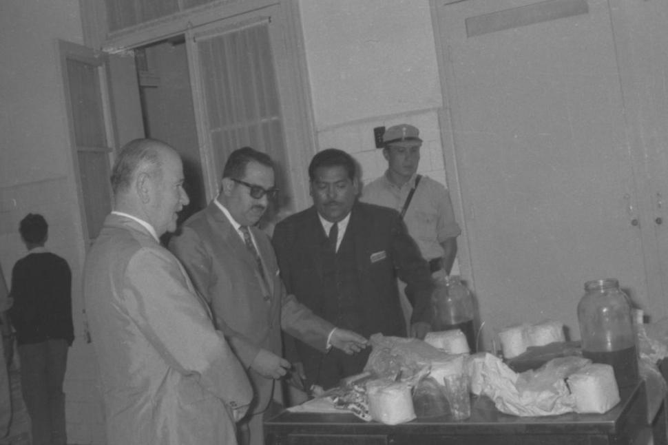 TODO UN ÉXiTO. Funcionarios revisan las sustancias que fueron encontradas en Taruca Pampa, en 2006. 