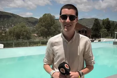 Nicolás, el tucumano que se codea con los famosos en la temporada de Carlos Paz