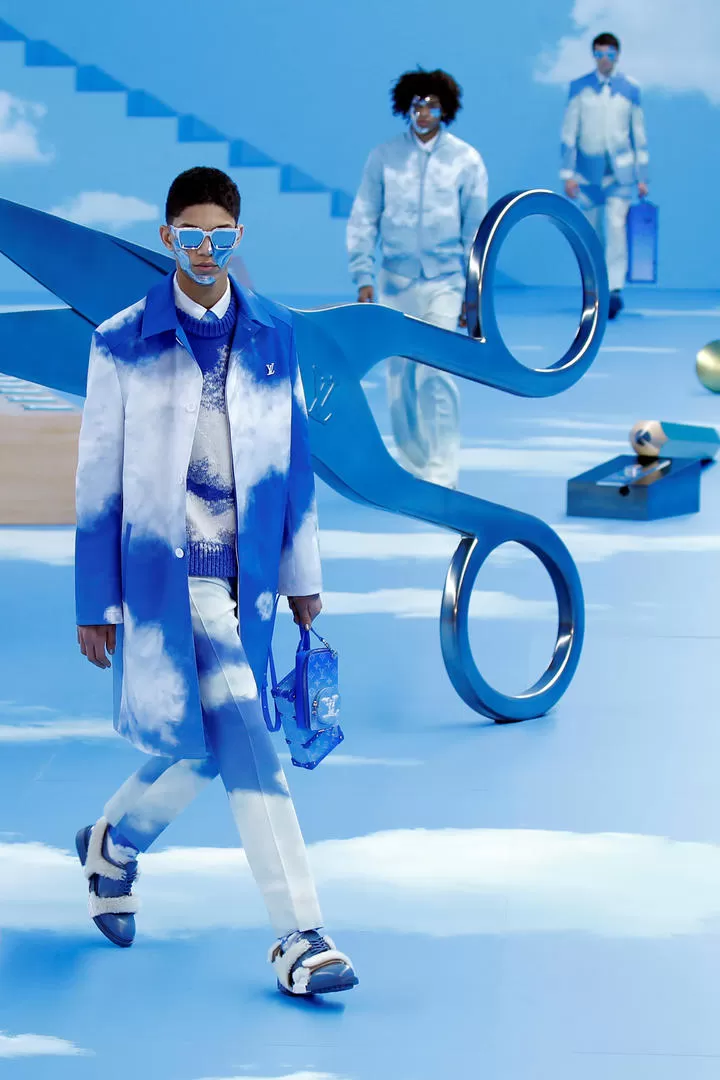 EL CIELO EN LA TIERRA. Así se llamó el último desfile de Louis Vuitton, en el que abundaron estampas celestiales, tanto en prendas como en accesorios. La decoración de la locación se inspiró en “The Truman Show”. 