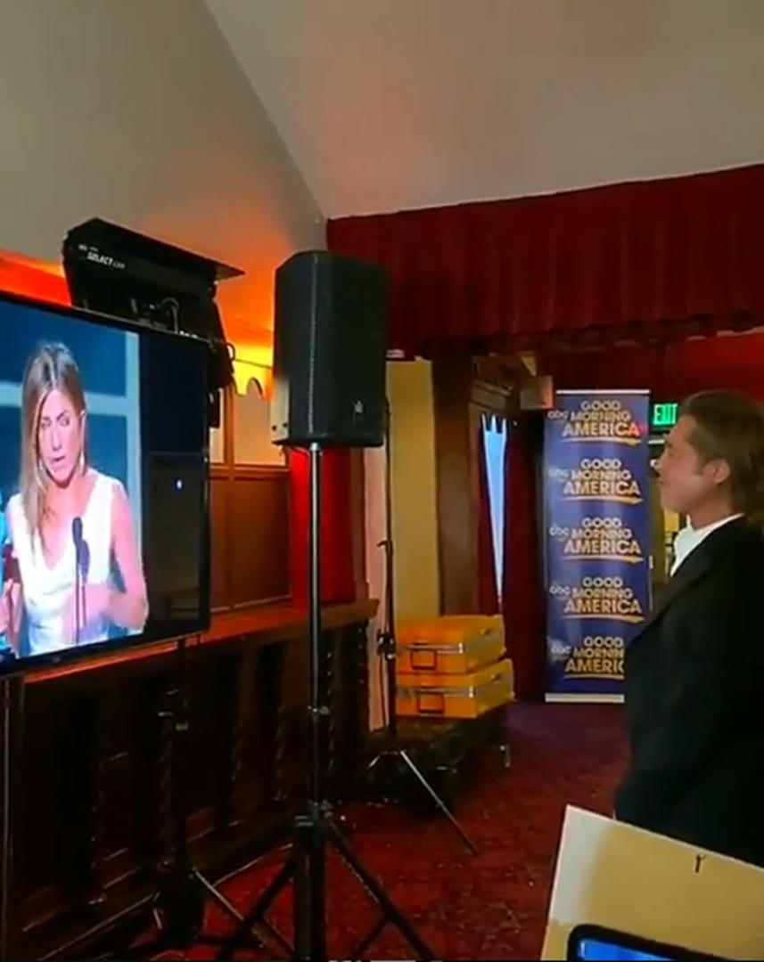 EMBELESADO. Pitt mira a Aniston ganar su estatuilla.