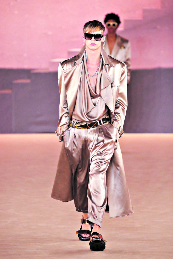 ENTRE DUNAS. Otro Balmain, de seda, a tono con la escenografía.