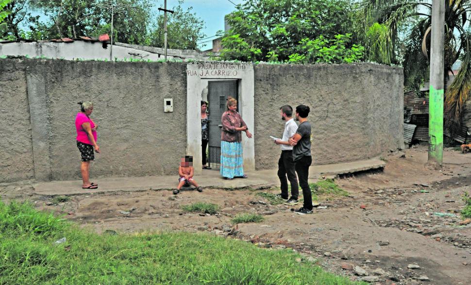 PASAJE. Los vecinos hablaron sobre lo que había sucedido horas atrás  