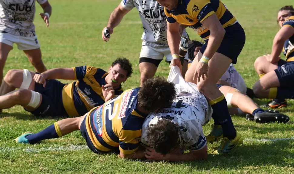 CONTACTO. El rugby es un deporte de mucho roce físico, por lo que resulta clave que los entrenadores transmitan la importancia de jugar con lealtad. la gaceta / Foto de José Nuno