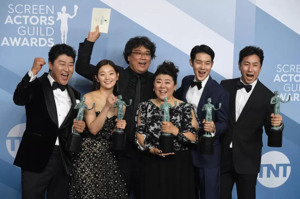 DESIGUALDAD SOCIAL. El elenco de “Parásitos”, que aborda los problemas del capitalismo, al recoger su premio. 
