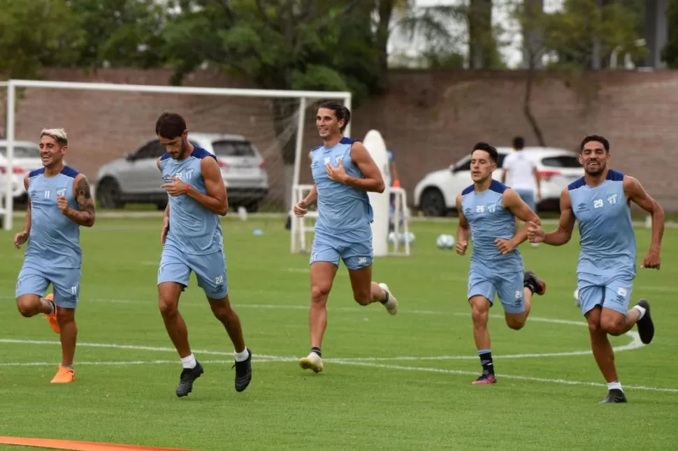 FELICES Y CONTENTOS. De izquierda a derecha: Erbes, Bravo, Gissi, Gustavo Toledo y Marcelo Ortiz corren en medio de un buen clima, durante el entrenamiento de ayer en el complejo de Ojo de Agua.   