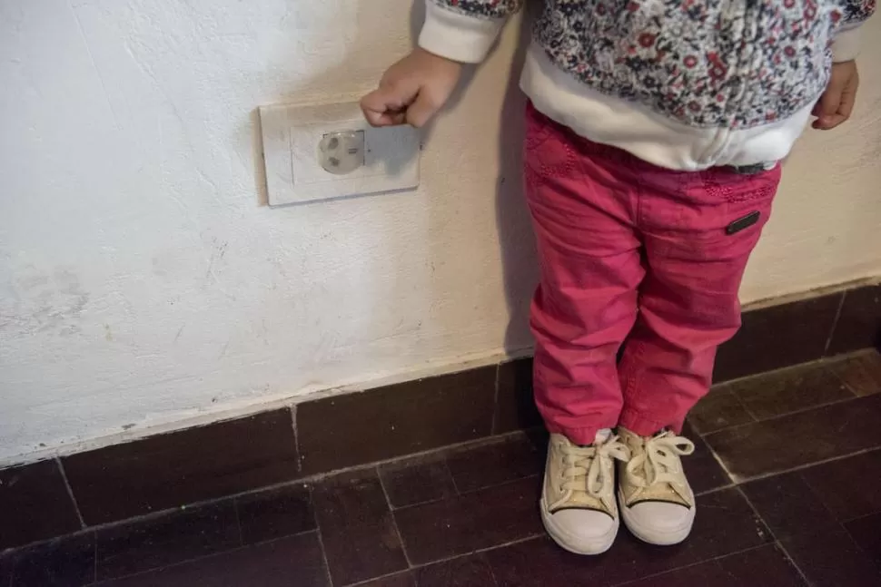 CON TAPAS. Los enchufes son peligrosos porque atraen como imanes los dedos de los más pequeñitos. 