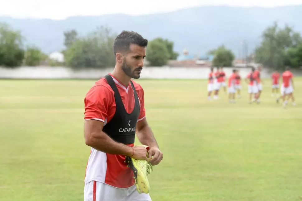 YA ES UN “SANTO” MÁS. Voboril sostiene los botines que usó durante el entrenamiento de ayer en el complejo. la gaceta / fotos de diego aráoz