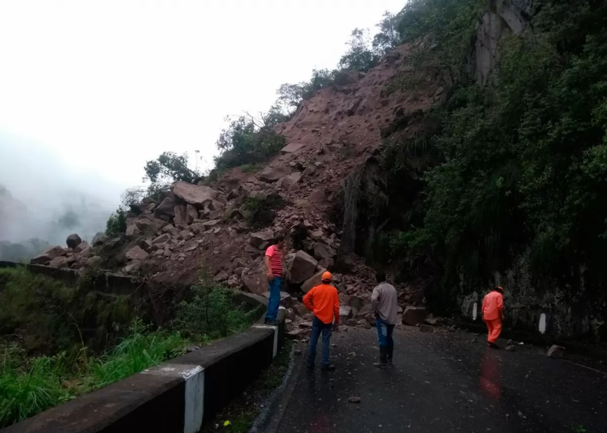 NO PASARÁS. El derrumbe en un tramo de la ruta 307 anegó el paso hacia y desde los Valles. 