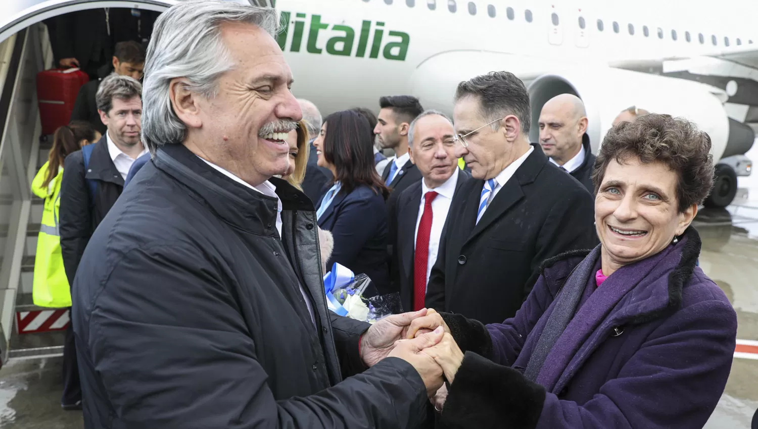 BIENVENIDA.  En el aeropuerto internacional de Tel Aviv, el mandatario fue recibido por la embajadora israelí en Argentina, Galit Ronen.