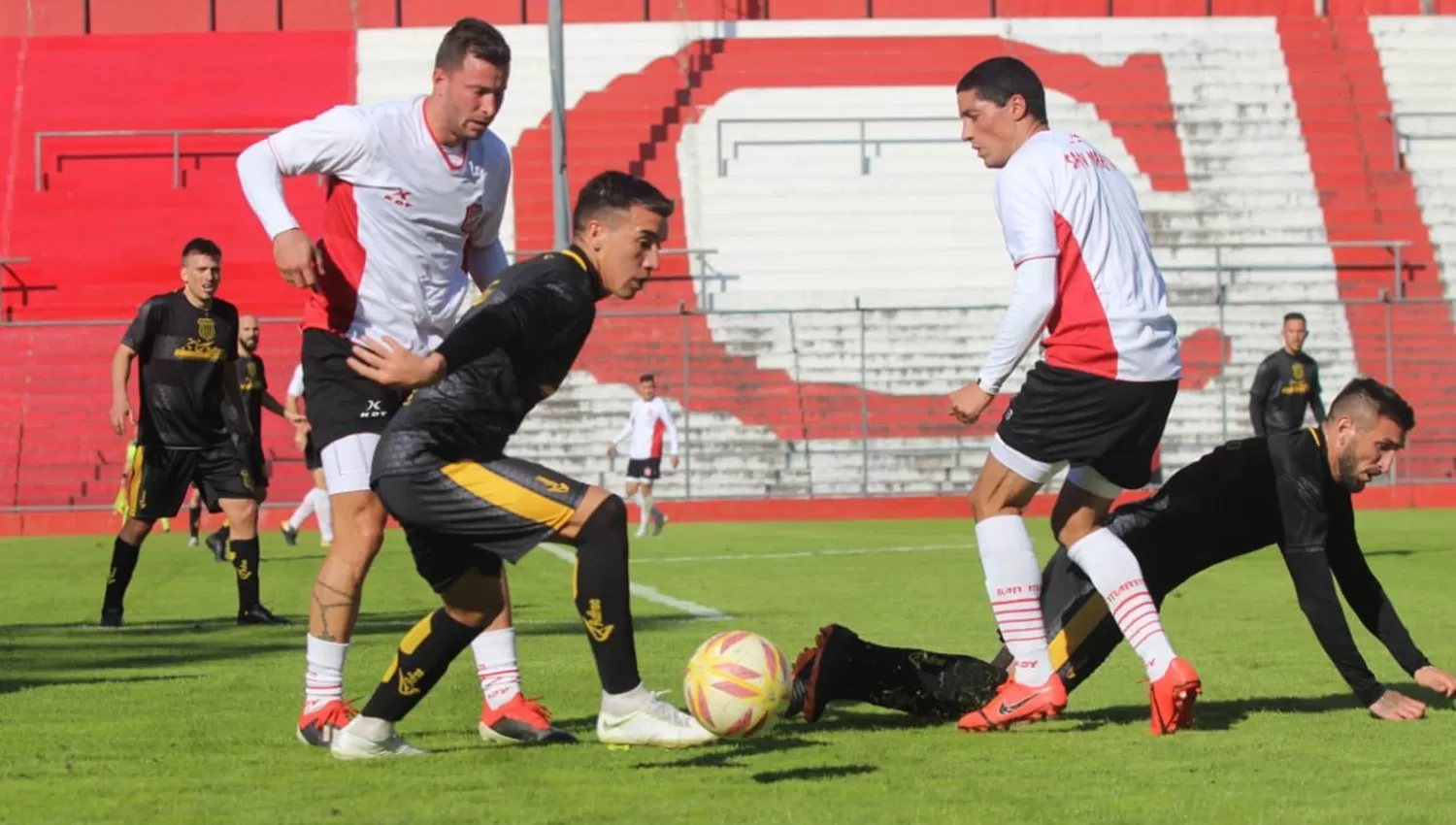 Uno de los amistosos que el Santo disputo con el Aurinegro. ARCHIVO 