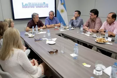 Duhalde, cerca del Gobierno, analizó la situación del país con la Bancaria