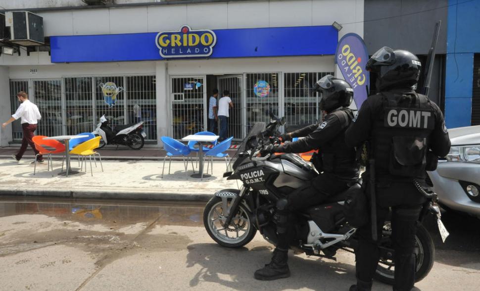 ZONA COMPLICADA. Los motoristas policiales realizan las pericias. 