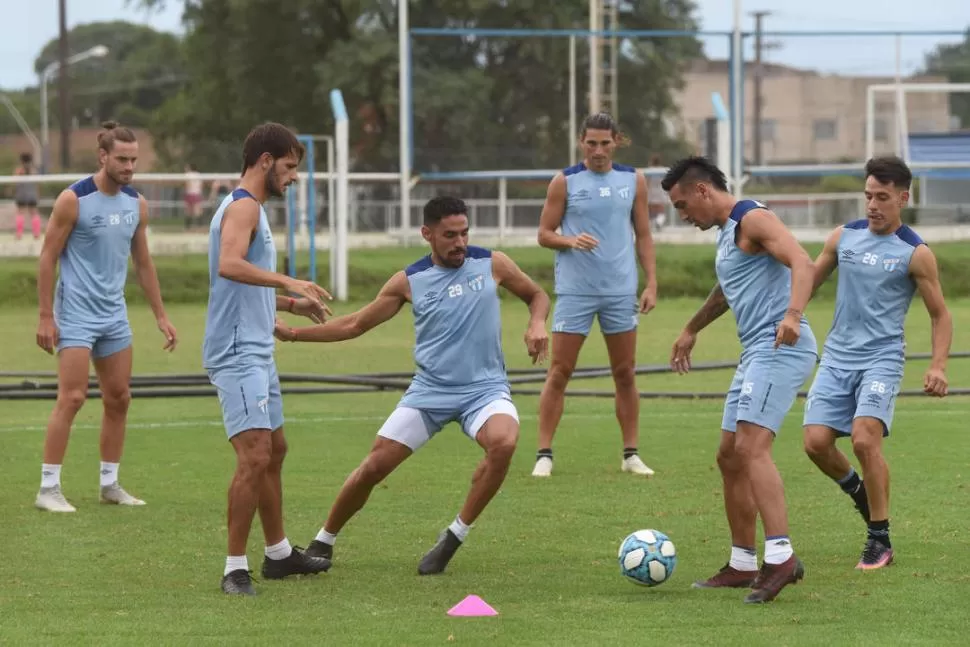 JUEGO CON PELOTA. Ortiz persigue el balón, con la ayuda de Gustavo Toledo y ante las miradas de Federico Bravo y Gissi. la gaceta / foto de diego aráoz