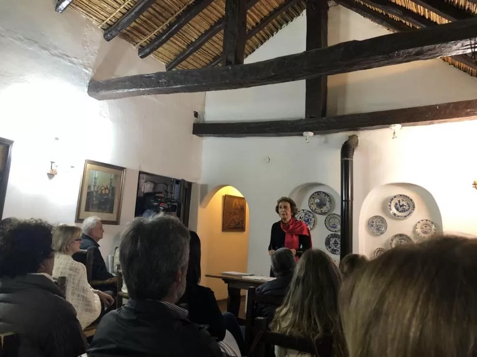 UNA SALA DE OTRA ÉPOCA. Un momento de la tertulia sobre Borges, a cargo de Cristina Bulacio, que se llevó a cabo en la estancia Las Tacanas. 