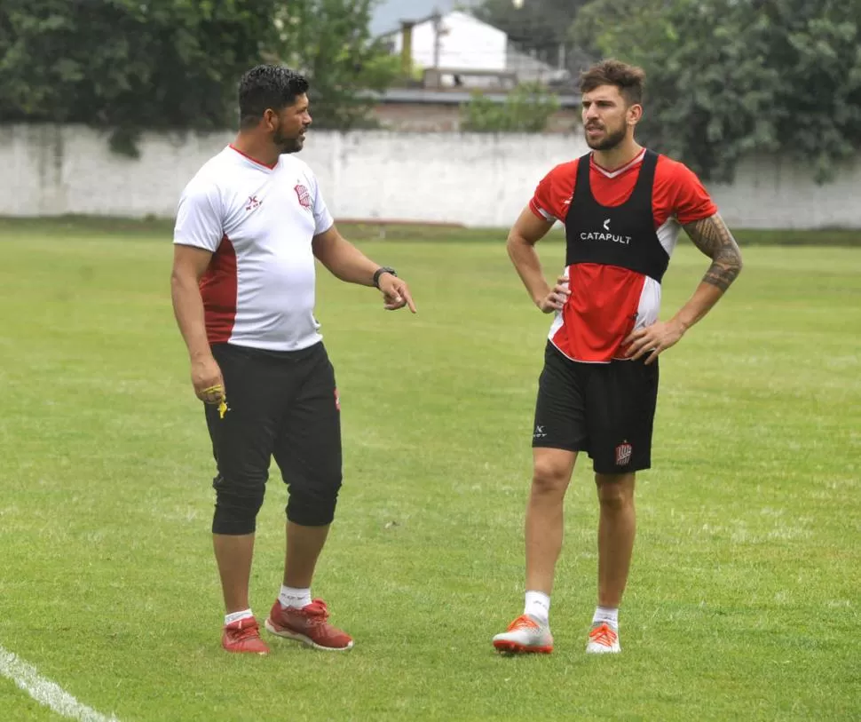 EN EL COMPLEJO. El DT Gómez, en el entrenamiento de San Martín. la gaceta / foto de antonio ferroni