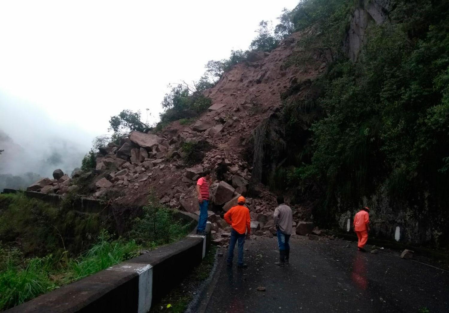 NO PASARÁS. El derrumbe en un tramo de la ruta 307 anegó el paso hacia y desde los Valles. 